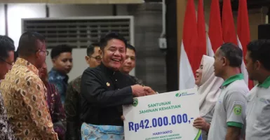 Gubernur Herman Deru Serahkan Santunan Jaminan Kematian BPJS Ketenagakerjaan kepada Petani Sawit di Sumsel