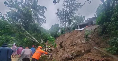 10 Rumah Tertimbun Longsor di Trenggalek, 6 Warga Masih Dicari