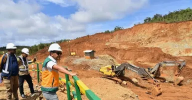 Berbeda di Media Sosial, Bahlil Klaim Warga Menangis Minta Tambang Pulau Gag Dilanjut