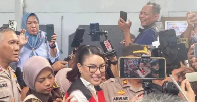 Tangan Diborgol, Nikita Mirzani Sebut JPU Tidak Cermat