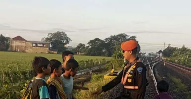 KAI Peringatkan Bahaya Bermain di Sekitar Rel Kereta