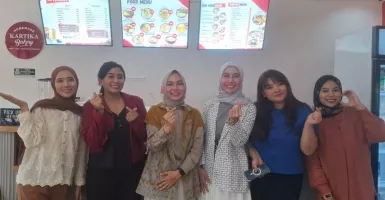 Hillary Brigitta Lasut Ramaikan Pembukaan Kafe Kartika Bakery