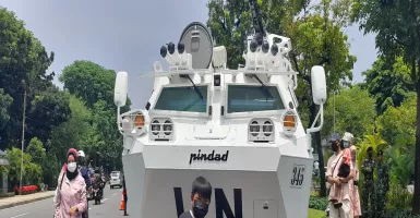 Parade Kendaraan Tempur TNI, Warga Jakarta Asyik Berswafoto