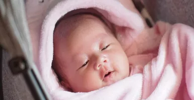 5 Hal Wajib Merawat Kulit Bayi Akibat Pemakaian Bedak, Simak Mom!