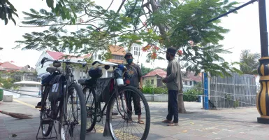 Ojek Sepeda Ontel, Dulu Biayai Anak Sekarang Cukup Makan Sehari