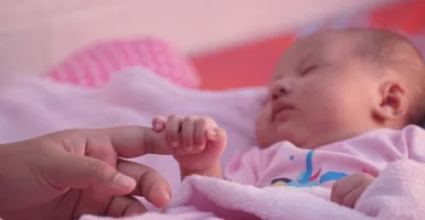 20 Inspirasi Nama Bayi Bermakna Surga, Adem Banget Bund!