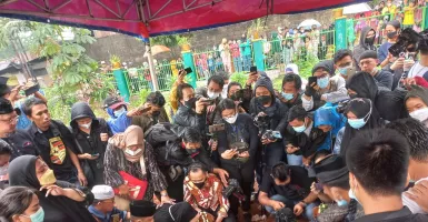 Rintik Hujan, Vanessa Angel dan Bibi Dimakamkan Satu Liang Lahat