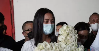 Dampingi Laura Anna ke Ruang Kremasi, Tangis Erika Pecah