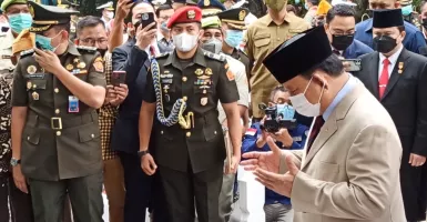 Peringati Bakti Taruna, Menhan Prabowo Ziarah ke Makam Paman