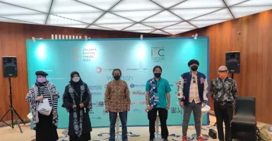 Kolaborasi Mode dan Seni Menyatu di Jakarta Fashion Trend 2022