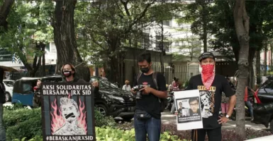 Penggemar SID Gelar Aksi Damai di Pengadilan, Tuntut Jerinx Bebas