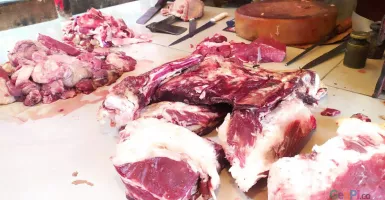 Pedagang di Pasar Pesing Mengeluh Harga Daging Sapi Tinggi