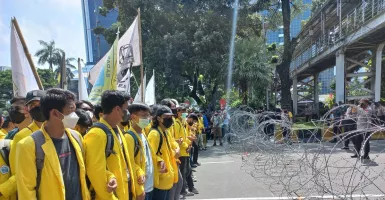 Polisi Bentangkan Kawat Berduri, Cegah BEM SI Mendekat ke Istana