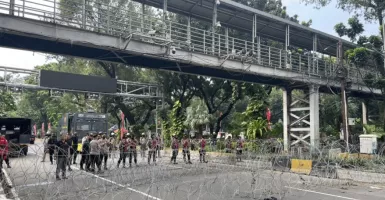 Demonstran Makin Ramai, Polisi Pasang Kawat Duri di Patung Kuda
