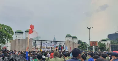 Mahasiswa BEM SI Mulai Dorong Gerbang Utama DPR RI, Buka!