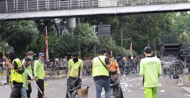 Sampah Plastik Berserakan usai Massa Demo Tinggalkan Patung Kuda