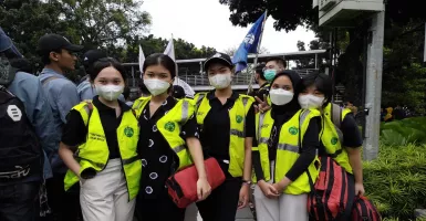 Mengenal Dekat Tugas Tim Medis FK UI saat Demo Mahasiswa