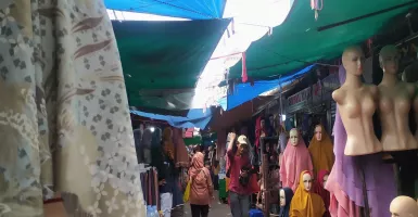 Pedagang Baju Koko di Pasar Tanah Abang Masih Sepi Pembeli