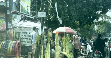 Pedagang Kulit Ketupat Mulai Ramai di Pasar Lembang Ciledug
