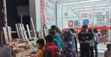 Penjual Petasan Banting di Ngawi Raup Untung Besar saat Ramadan