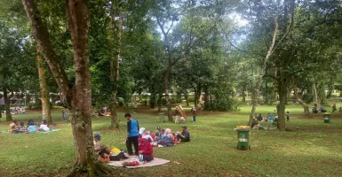 Puluhan Ribu Pengunjung Padati Taman Margasatwa Ragunan