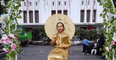 Manusia Patung Sosok Ibu Kartini Kenyang dengan Cacian dan Pujian