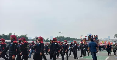Puluhan Ribu Buruh Bergerak Kepung DPR, Tolak Omnibus Law