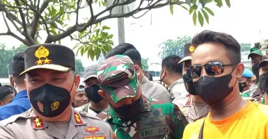 Kapolda Metro Jaya Dicegat Seorang Buruh, Ternyata Pengin Foto