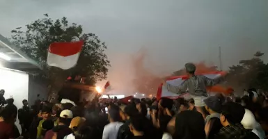 Diguyur Hujan, Suporter Timnas Indonesia U-23 Tak Henti Bersorak