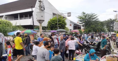 Warga Serbu Bazar di HBKB Rawamangun