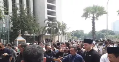 Salat Jumat di Masjid Istiqlal, Mesut Ozil Dikerubungi Penggemar