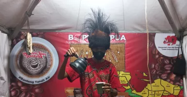 Menilik Budaya Ngopi Orang Papua, Menyeruput Sambil Makan Sagu
