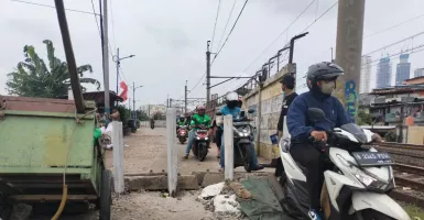 PT KAI Tutup Perlintasan Jalan di Tanah Abang, Warga Mengeluh