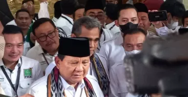 Otak-atik Gathuk Prabowo Saat di KPU, Ketemu Angka 8