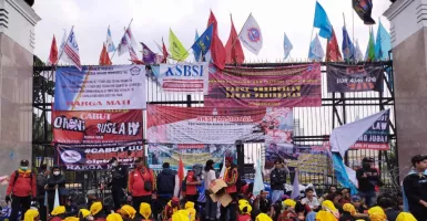 Tolak UU Cipta Kerja, Ribuan Buruh Demonstrasi di Gedung DPR