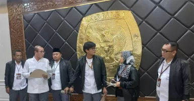 Jaket Kulit & Celana Kargo, Outfit Anggota KPU RI Gaul Banget!
