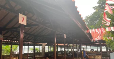Haji Kokom, Rumah Makan Lesehan Tawarkan Pemandangan Danau