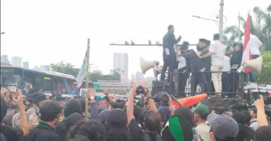 Adu Mulut, Demo HMI di DPR Berakhir Ricuh, Cone Oranye Melayang