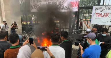 HMI Demonstrasi di Depan Gedung DPR RI, Diwarnai Aksi Bakar Ban