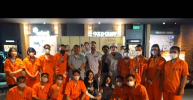 Dukung Film Miracle In Cell No 7, Karyawan CGV Pakai Seragam Napi