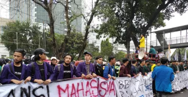 Demo Tolak Kenaikan BBM Memanas, Massa BEM SI Dorong Barikade Kepolisian