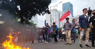 Demo BBM Membara, Aliansi Mahasiswa Bakar Ban dan Spanduk