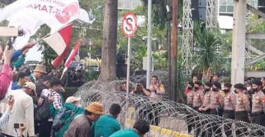 Massa Aksi Paksa Masuk Istana Negara saat Demo Tolak Kenaikan Harga BBM, Panas!