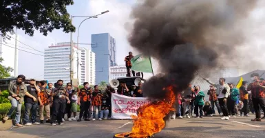 Demo Tolak Kenaikan Harga BBM di DPR RI Membara, Massa Driver Online Bakar Ban