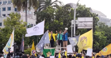Massa Mahasiswa Nyanyikan Lagu Raisa saat Demonstrasi di Kawasan Patung Kuda Jakarta