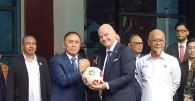 Datang ke Kantor PSSI, Presiden FIFA Dapat Oleh-oleh Bola