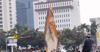 Bendera Besar Habib Rizieq Shihab Jadi Magnet di Tengah Demo Menuntut Jokowi Mundur