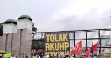 Demo di Depan Gedung DPR RI, LBH Jakarta Tegaskan Tolak Pengesahan RKUHP