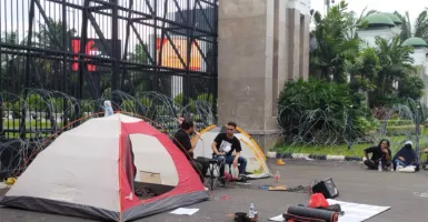Demonstran Gelar Tenda di Depan Gedung DPR RI, Ternyata Ini Maknanya