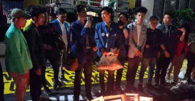Mahasiswa Nyalakan Lilin di DPR RI Kenang 5 Korban Demonstrasi RKUHP